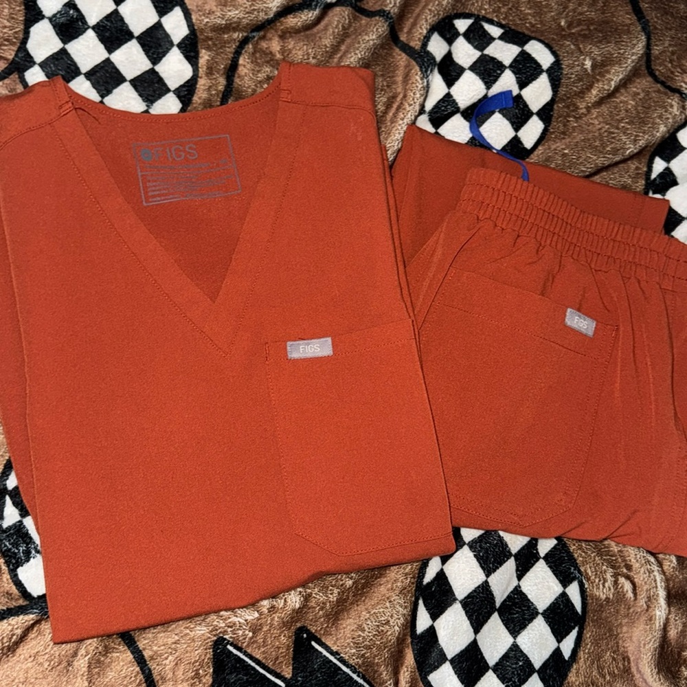 FIGS scrub set: Catarina top: XS / Yola pants: Petite XS